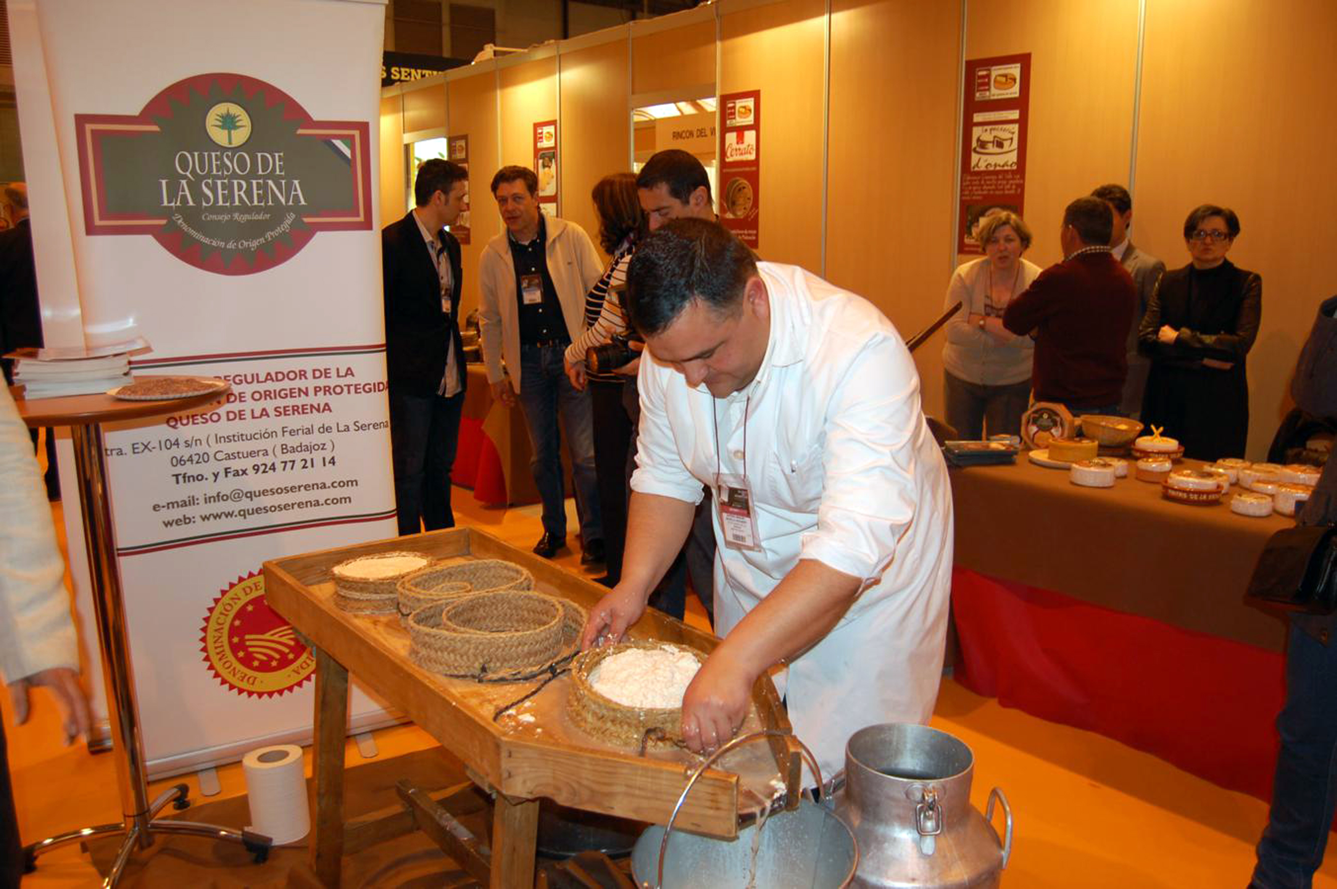 El Queso de La Serena protagoniza el espacio "GourmetQuesos" en Madrid con una elaboración tradicional de queso en vivo