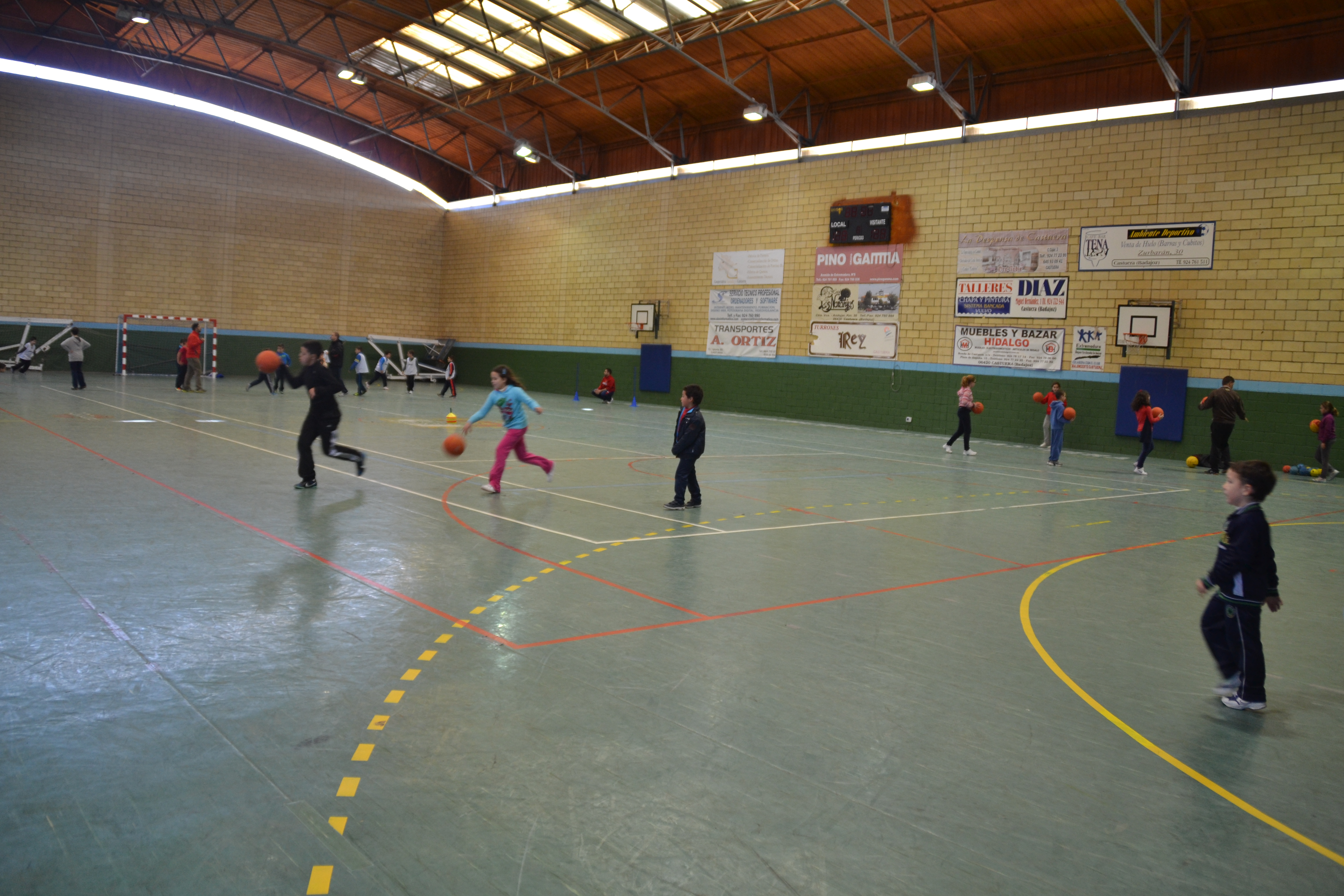 Unos 90 niños participan en la convivencia deportiva de los clubes de pádel, tenis y baloncesto